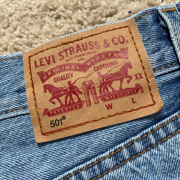 Levi’s denim shorts - Picture 3 of 4